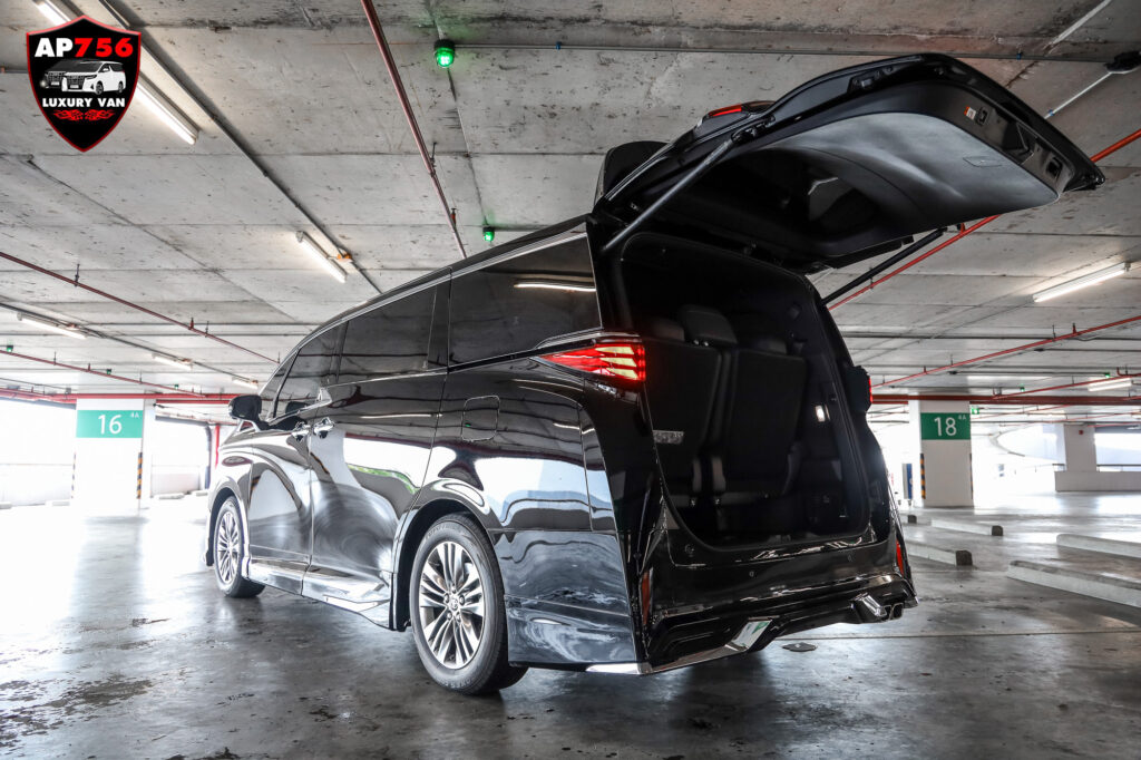 ประตูท้าย Toyota Alphard เปิดสำหรับวางกระเป๋าเดินทาง บริการเช่ารถอัลพาร์ดรับส่งสนามบิน AP756