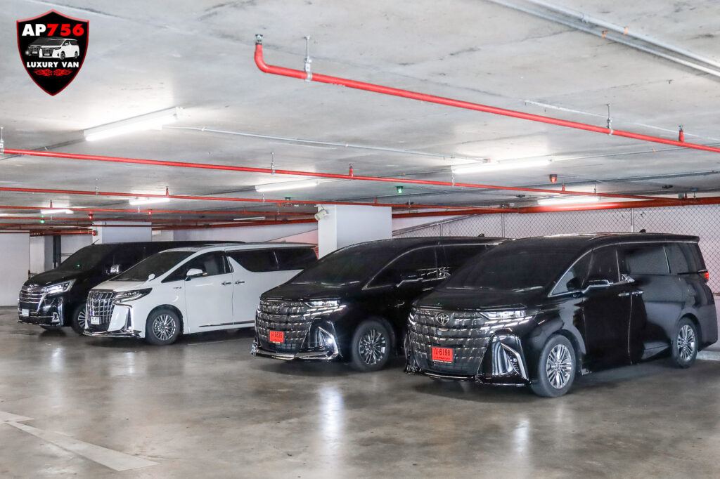 รถ Toyota Alphard หลายคันของ AP756 Luxury Van จอดเรียงพร้อมให้บริการเช่ารถหรูพร้อมคนขับ