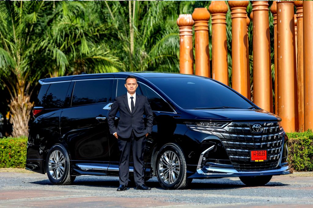 คนขับมืออาชีพยืนข้างรถ Toyota Alphard พร้อมให้บริการเช่ารถเที่ยว 1 วันจากกรุงเทพ