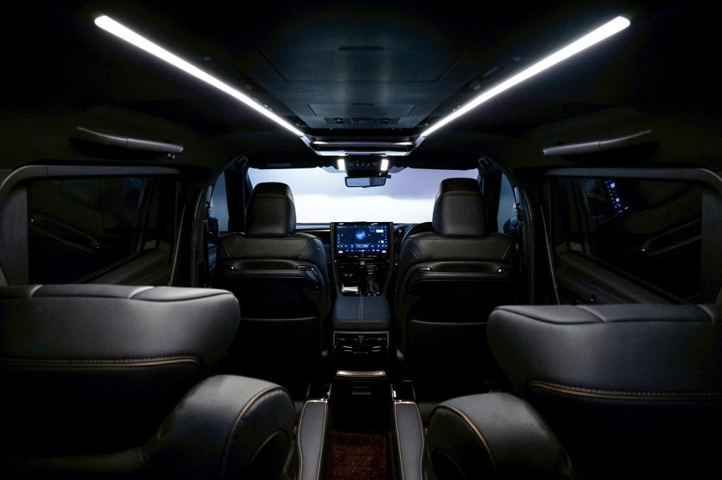 ห้องโดยสารด้านหลังของ Toyota Alphard เบาะนั่งกว้าง เหมาะกับการเช่ารถอัลพาร์ดไปต่างจังหวัดหลายวัน