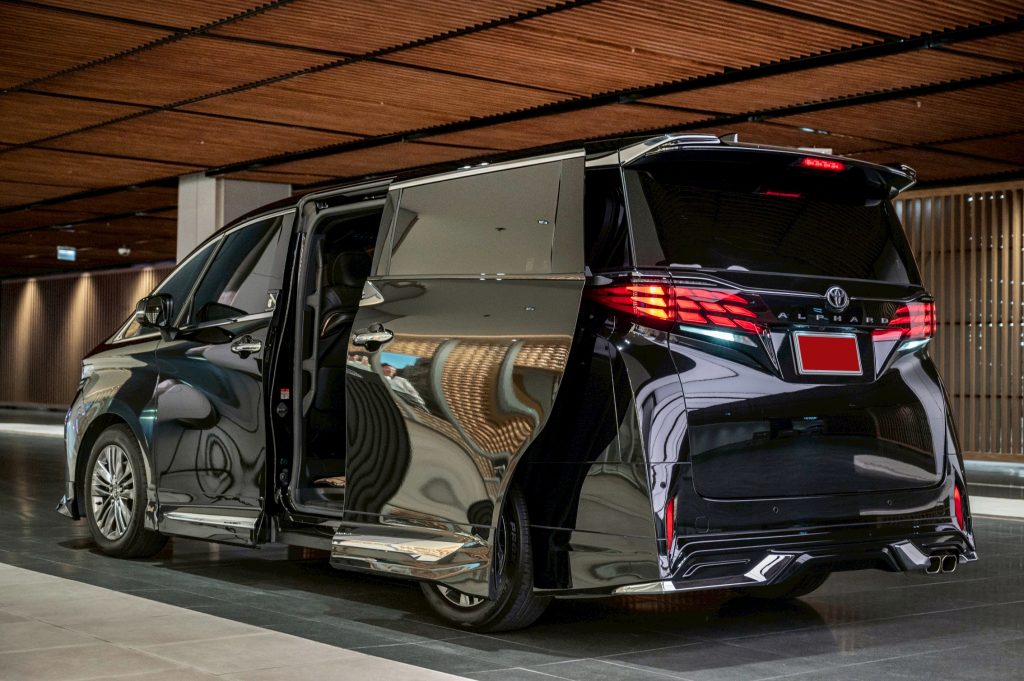 Toyota Alphard เปิดประตูบานเลื่อน พร้อมรับผู้โดยสารสำหรับทริปเช่ารถเที่ยว 1 วันจากกรุงเทพ
