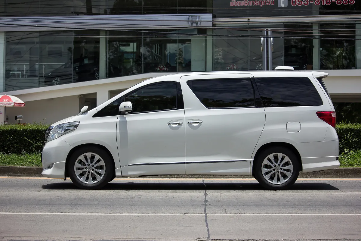เช่ารถ Alphard พร้อมคนขับ สีขาวแบบพรีเมียม