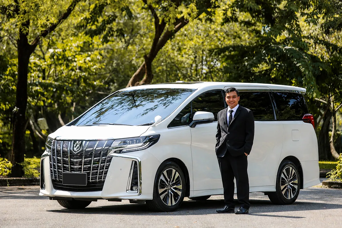 เช่ารถ Alphard พร้อมคนขับ รถผู้บริหารระดับพรีเมียม รับส่งโรงแรมในกรุงเทพ