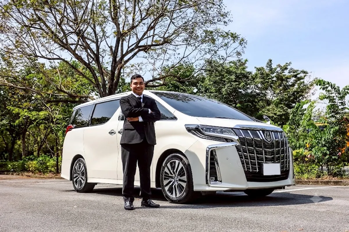 บริการเช่ารถตู้ VIP Toyota Alphard พร้อมคนขับมืออาชีพ